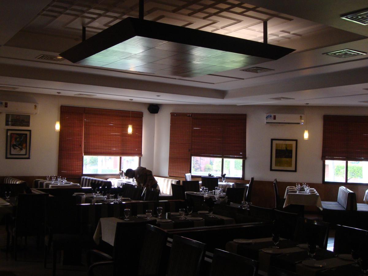 Hotel North Park Панчкула Екстериор снимка