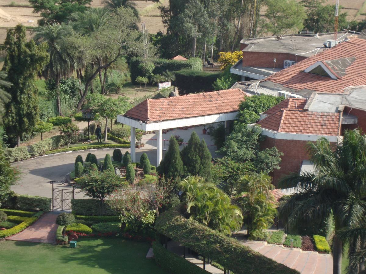 Hotel North Park Панчкула Екстериор снимка