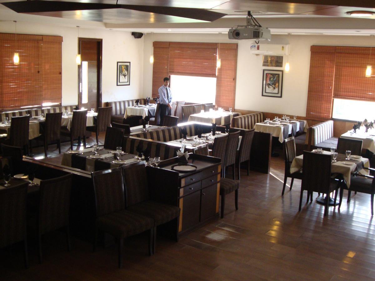 Hotel North Park Панчкула Екстериор снимка