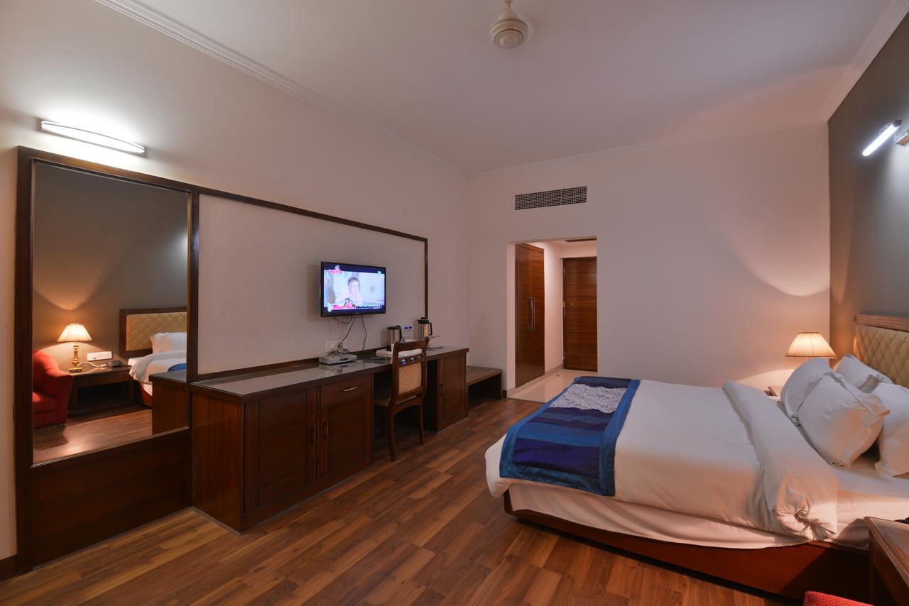 Hotel North Park Панчкула Екстериор снимка